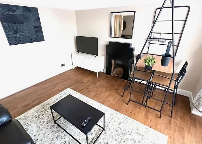 Spacious 3 Bed Apt Sleeps 5 Near Bournemouth Beach