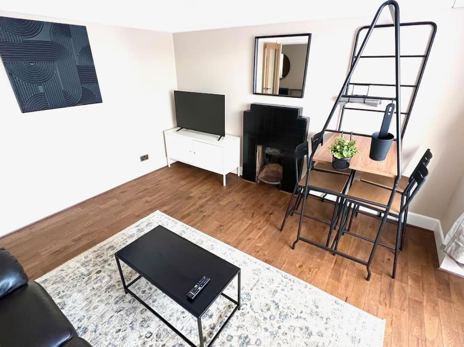 Apartment Spacious 3 Bed Sleeps 5 Near