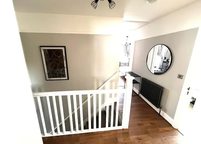 Spacious 3 Bed Apt Sleeps 5 Near Bournemouth Beach