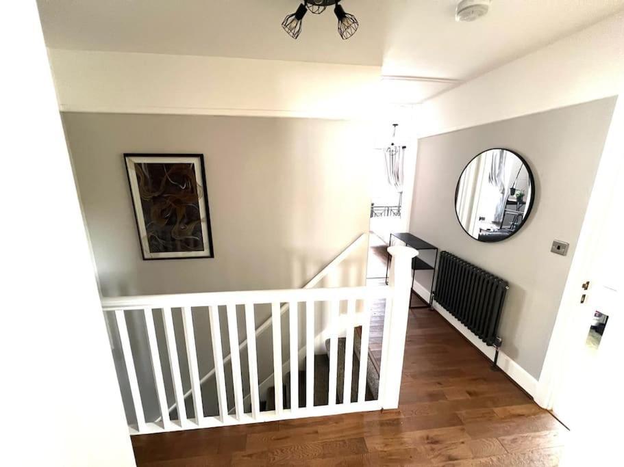 Spacious 3 Bed Sleeps 5 Near Борнмут