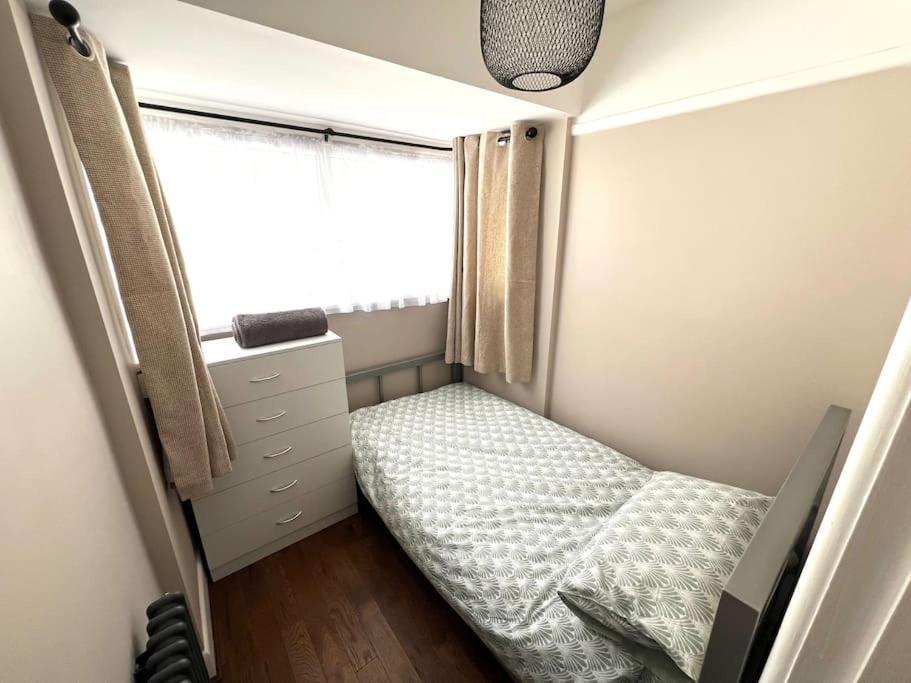 Апартаменты Spacious 3 Bed Sleeps 5 Near Борнмут