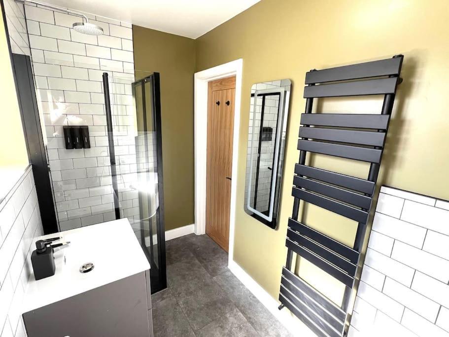Апартаменты Spacious 3 Bed Sleeps 5 Near